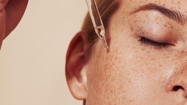 Peptide Serums vs. Retinol The Barrier-Repair Battle